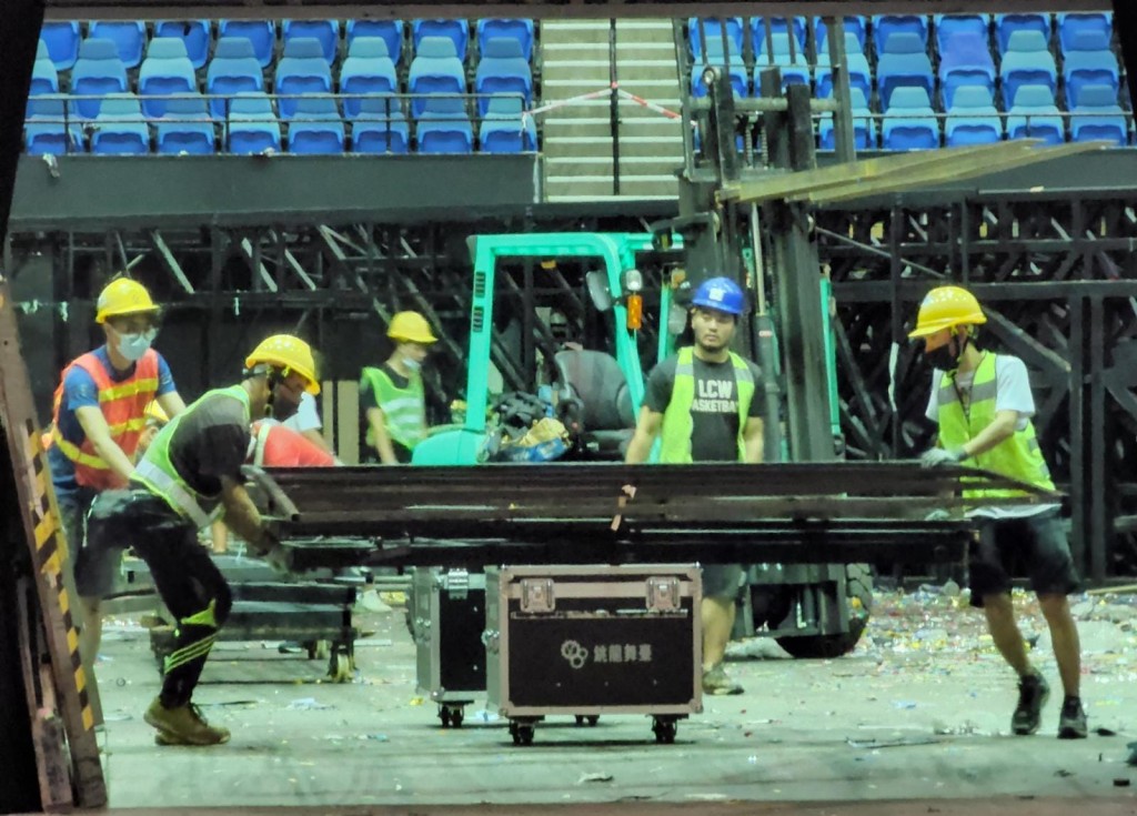 工人正忙於清拆舞台。