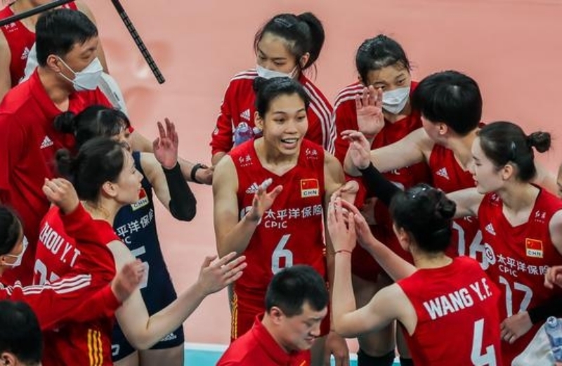 中國女排隊員戴口罩作賽惹議。