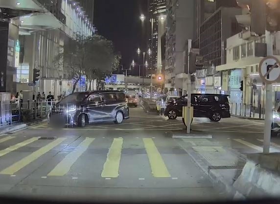 七人車無視路牌指示突然轉左。fb車cam L（香港群組）Arthur Chan
