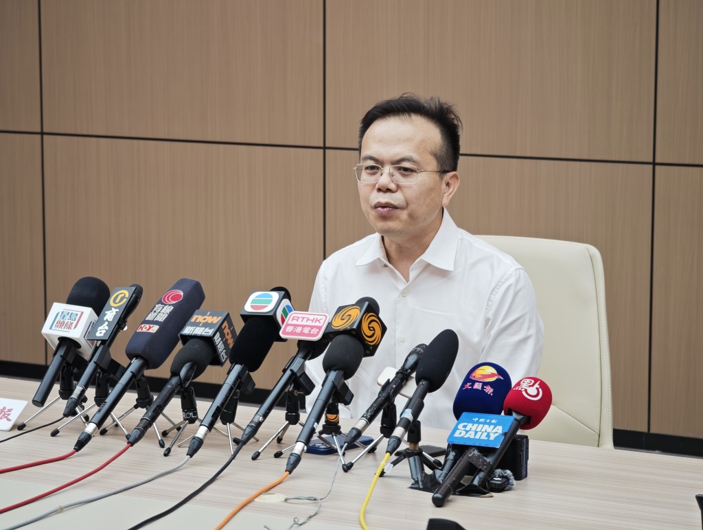 文昌航天超算智慧科技有限公司董事長葉世陽表示,超算中心正好配備高端設備作展示,同時透過這些硬核科技解決產業正面對的難題。 文昌航天超算智慧科技有限公司董事長葉世陽表示,超算中心正好配備高端設備作展示,同時透過這些硬核科技解決產業正面對的難題。