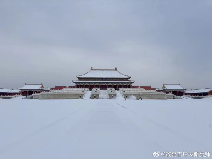 龙年初雪后的故宫。