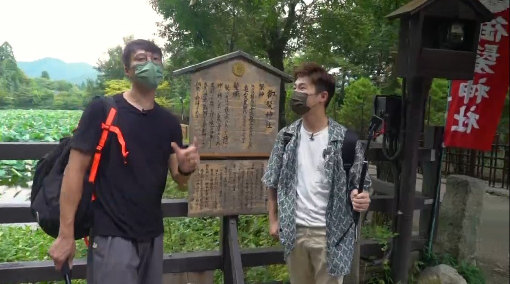 坤哥(左)與Jarvis到京都嵐山御髮神社參拜祈福。