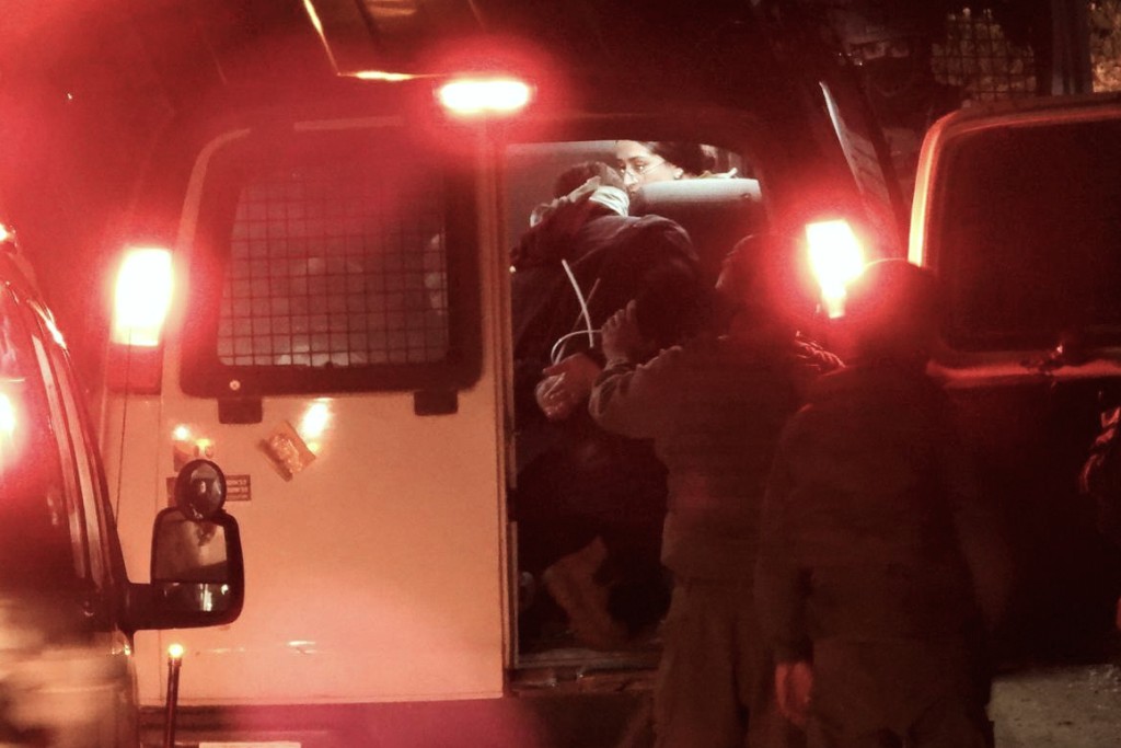 以軍把比拉勒帶上車。美聯社 以軍把比拉勒帶上車。美聯社