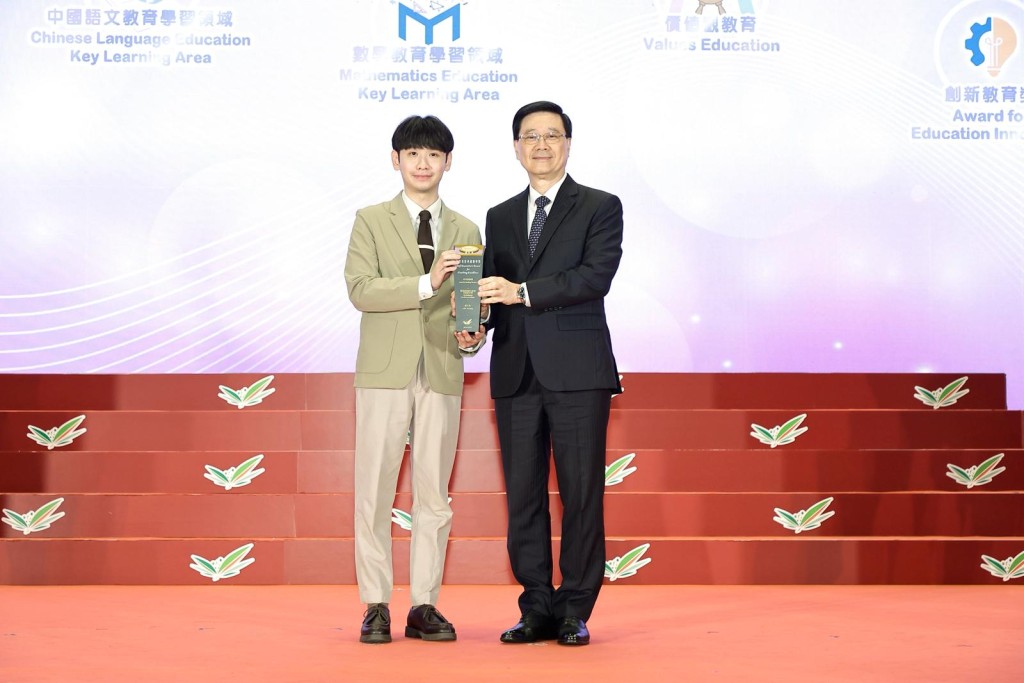 羅天亮老師以創新教學方式.榮獲特首頒發「行政長官卓越教學獎」。