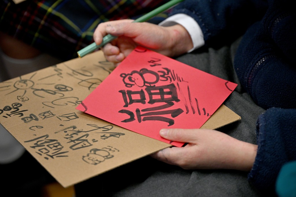 部分學生不僅專注寫「福」,更發揮創意,在紅紙上添繪各式吉祥圖案。 部分學生不僅專注寫「福」,更發揮創意,在紅紙上添繪各式吉祥圖案。