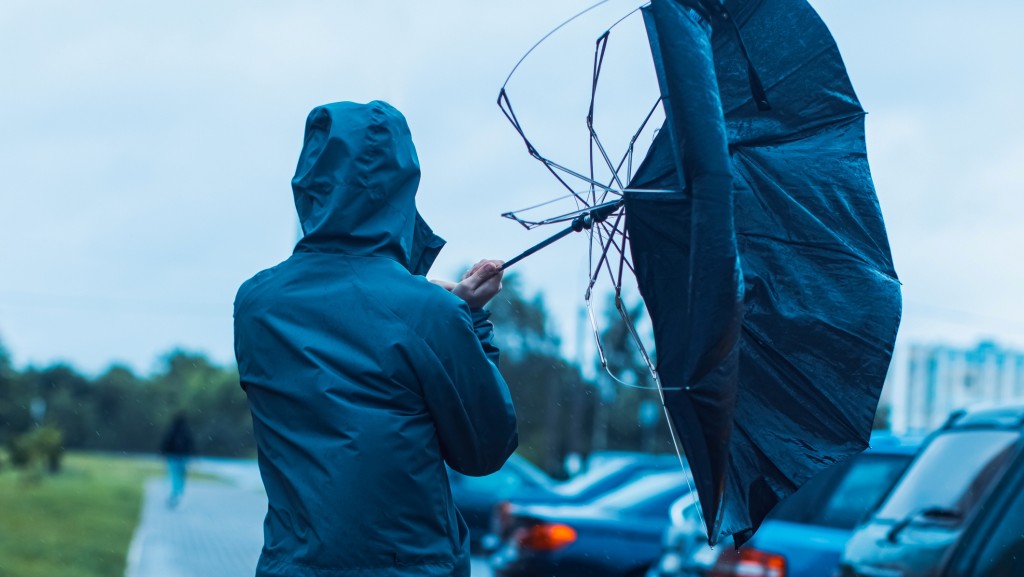 韋帕颱風｜打風擔遮怕濕全身？專家教擔遮防風正確方法 雨傘大小/材質如何選？