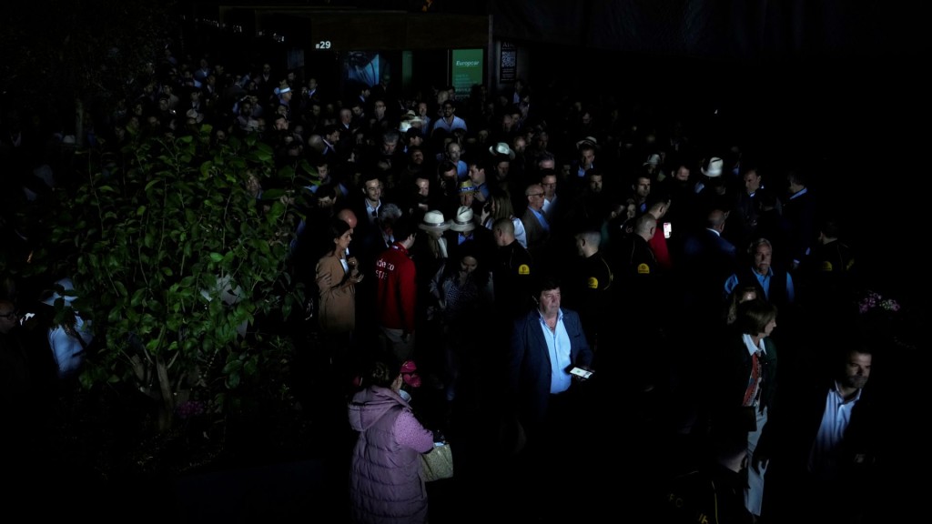 马德里公开赛网球赛场馆全面停电，观众在乌黑的场馆内漫步。 美联社
