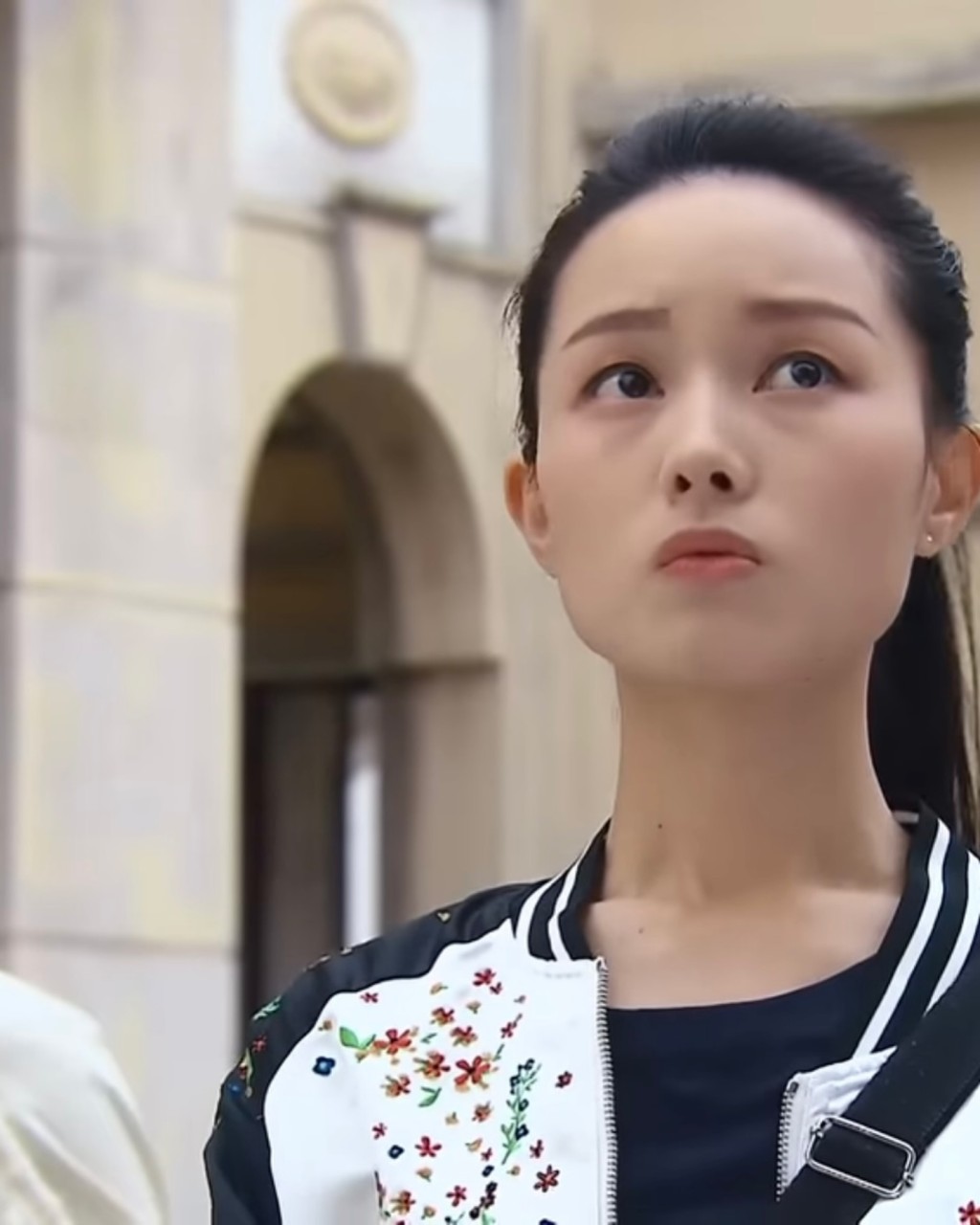 洪曼芹在《愛回家之開心速遞》飾演《揸流灘》PA時的認真神情。 洪曼芹在《愛回家之開心速遞》飾演《揸流灘》PA時的認真神情。
