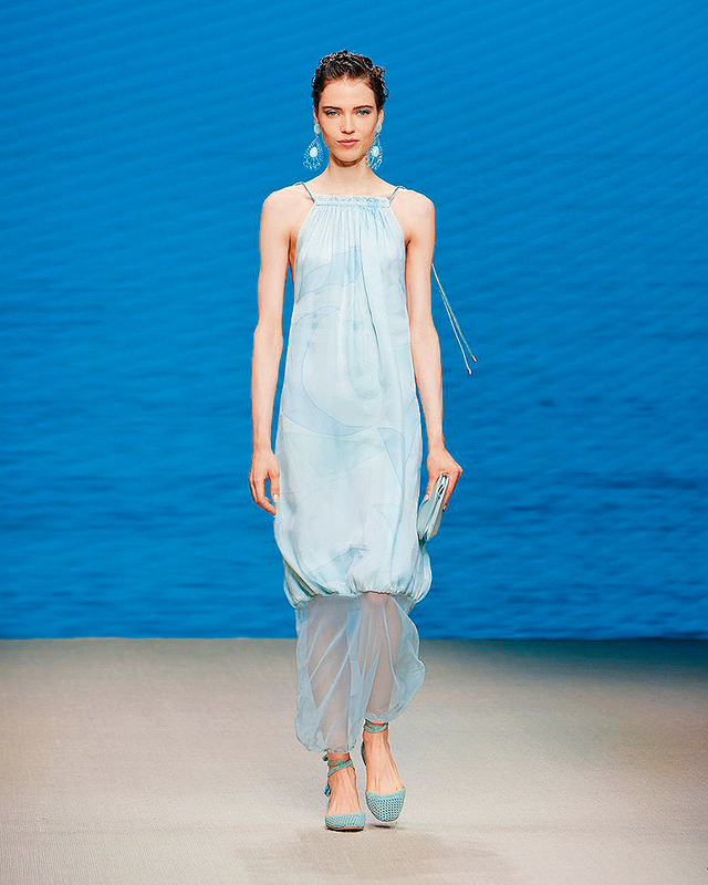 淡藍色連身裙的下襬是透視薄紗，展現層次對比。