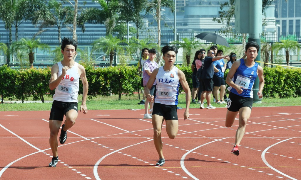吴君浩（左）夺男子200米冠军