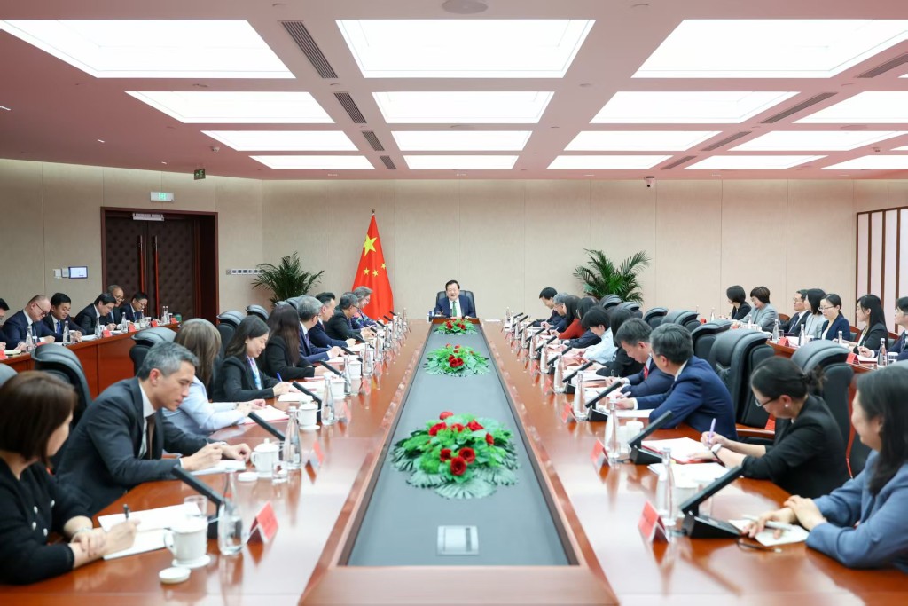 夏宝龙（中）与特区政府常任秘书长及部门首长国家事务研修班座谈交流。