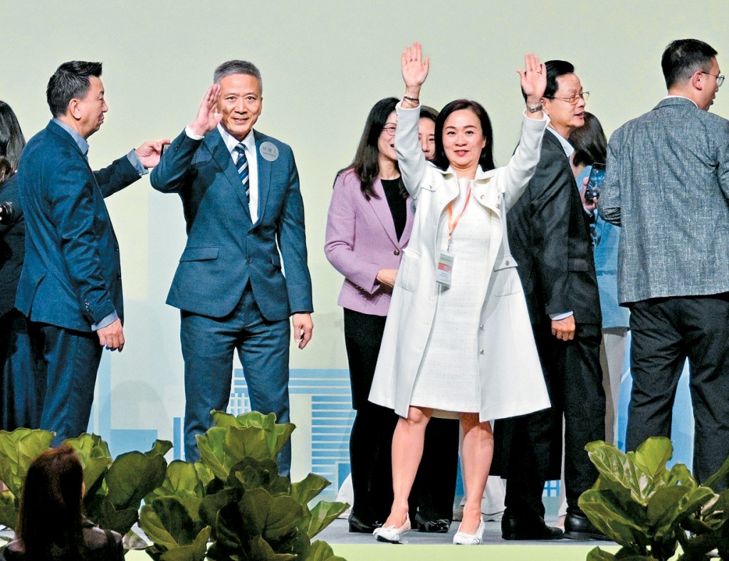 姚柏良取得1397票成為選委界別「票王」，以1386票成功連任的陳凱欣則成「票后」。