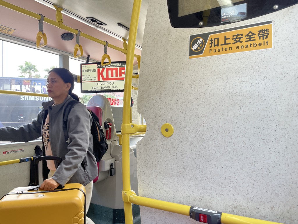 記者觀察到有逾半乘客仍未有依例佩戴。