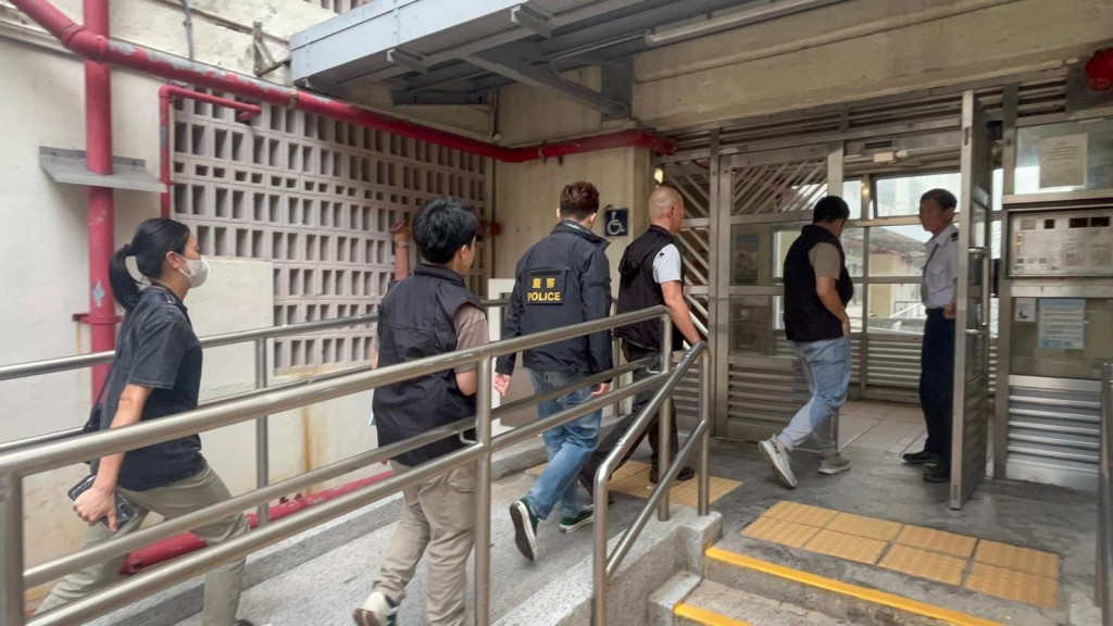 探員登樓調查。楊偉亨攝 探員登樓調查。楊偉亨攝