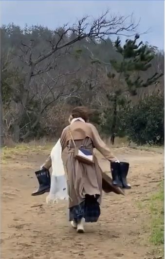 去鳥取沙丘取景，家旻繼續落力做打雜，狂風下幫手攞水靴。