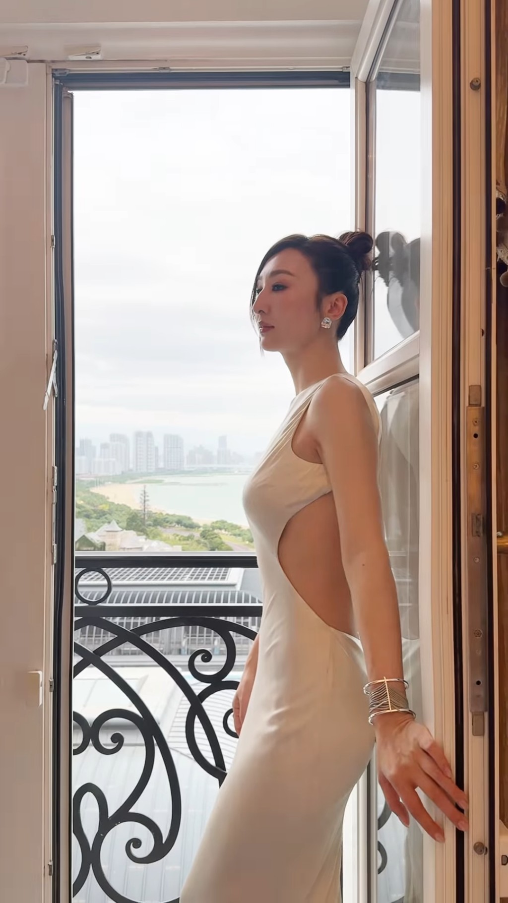 高海宁穿上一件剪裁简单的晚装长裙。 高海宁穿上一件剪裁简单的晚装长裙。