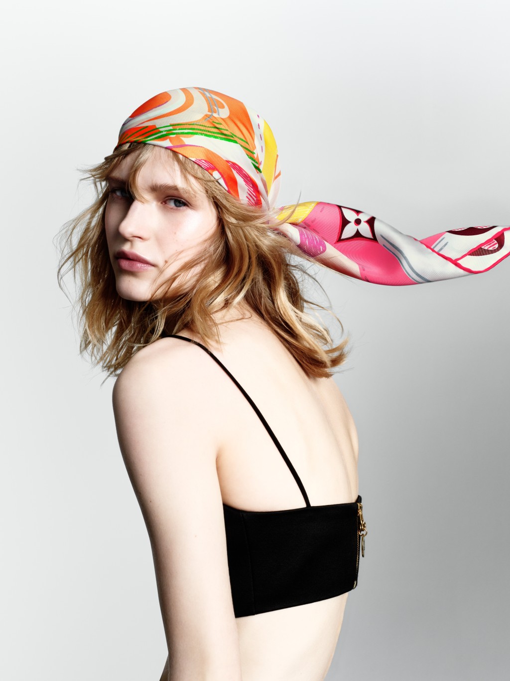 Arty LV Unlocked方巾的颜色丰富，用作头巾，即时塑造抢眼发式。（Louis Vuitton）