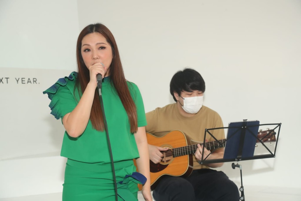 衛蘭即場表演《It’s OK To Be Sad》。