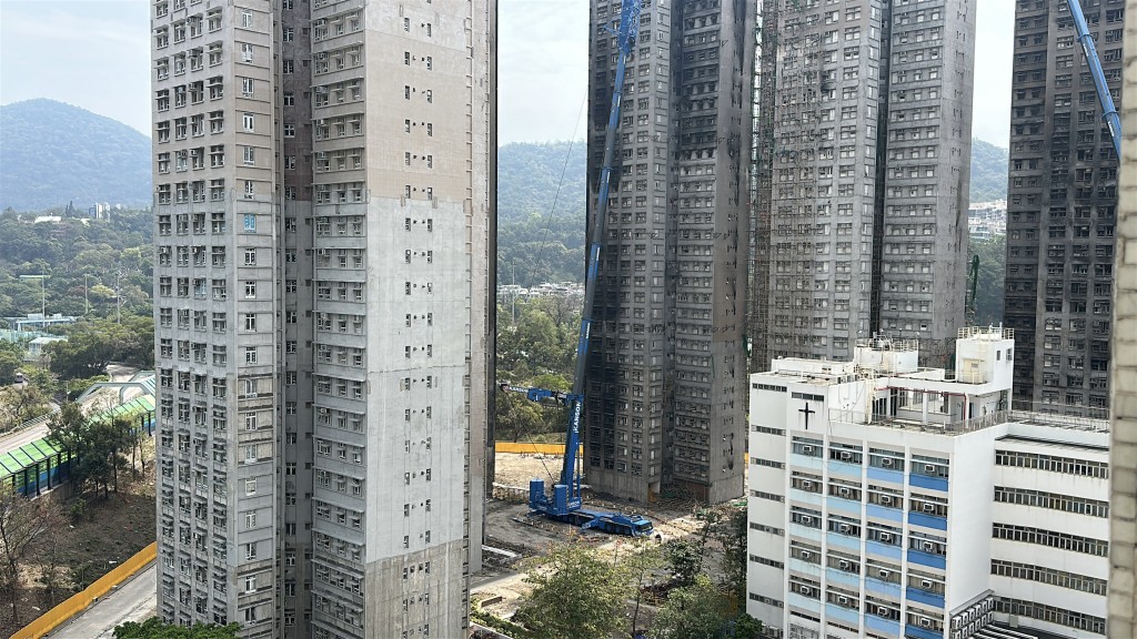 宏福苑大火後，有關方面正進行加固工程。資料圖片