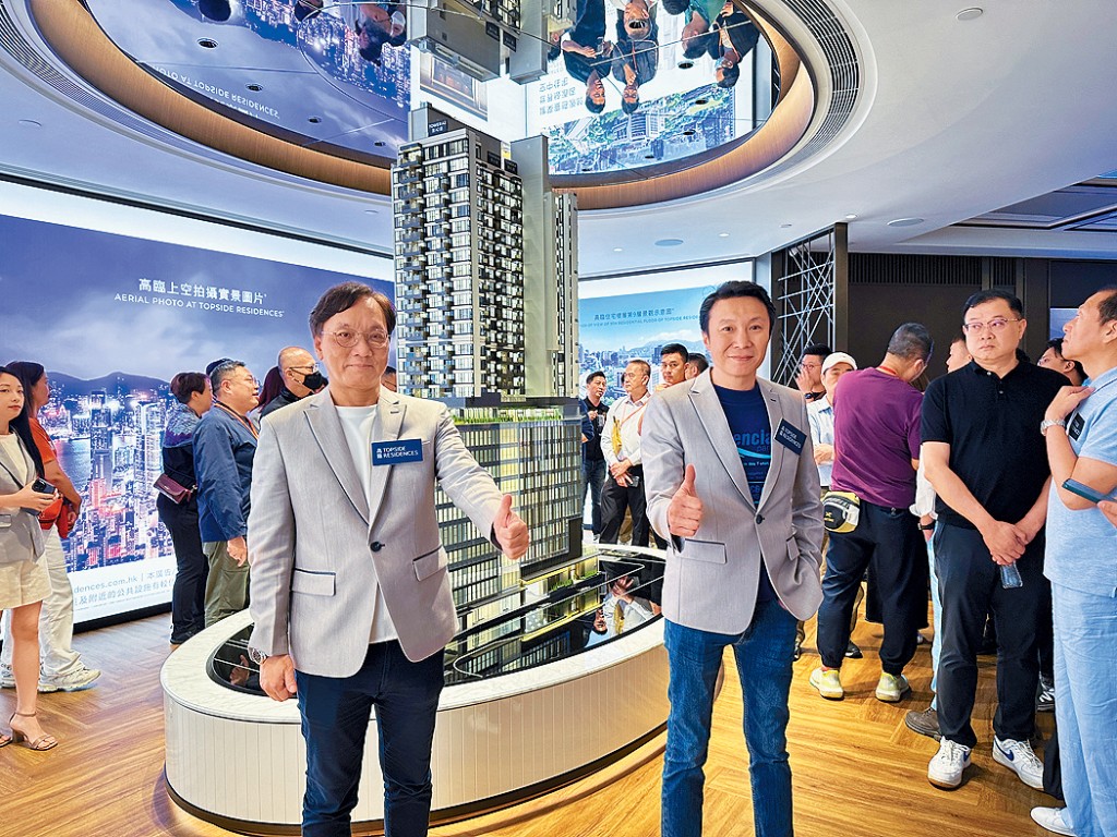 資本策略何樂輝（左）表示，高臨收票理想，為回應市場需求今日決定加推應市。旁為畢子鴻。