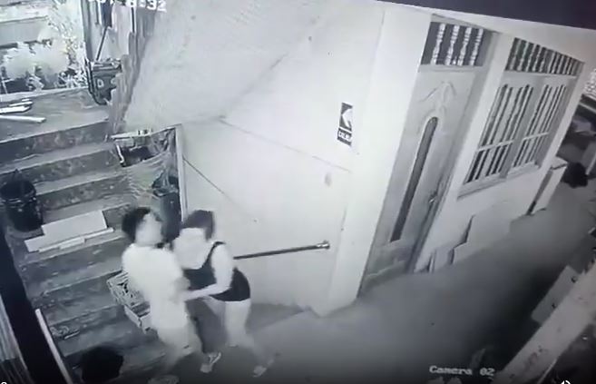 秘魯有女子擁抱男友時，衝力過猛，齊齊跌落街致1死1重傷。X