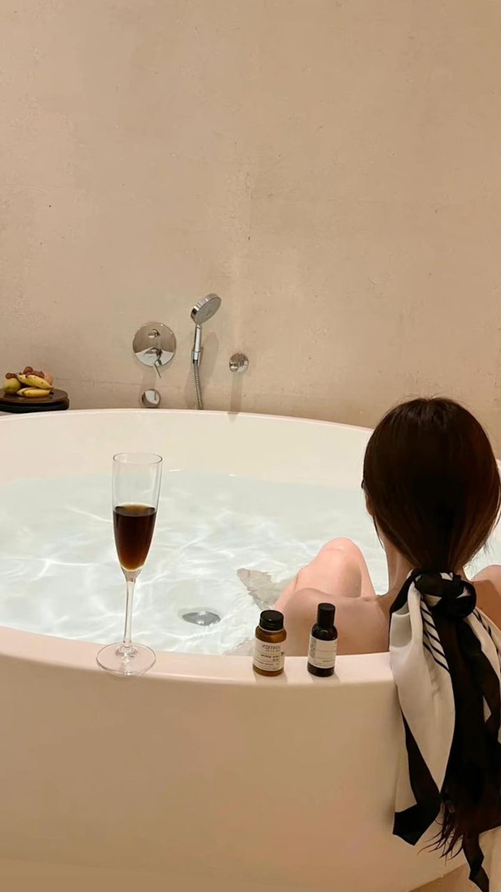 「基嫂」Chris上載在酒店staycation的出浴照，見到她一個人浸在圓型大浴缸內，皮膚白滑兼露出香肩和美腿，保養得宜。