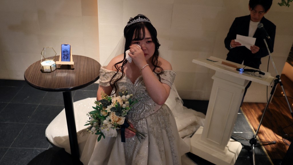 友里奈聽司儀代讀誓詞感動流淚。 路透社 友里奈聽司儀代讀誓詞感動流淚。 路透社