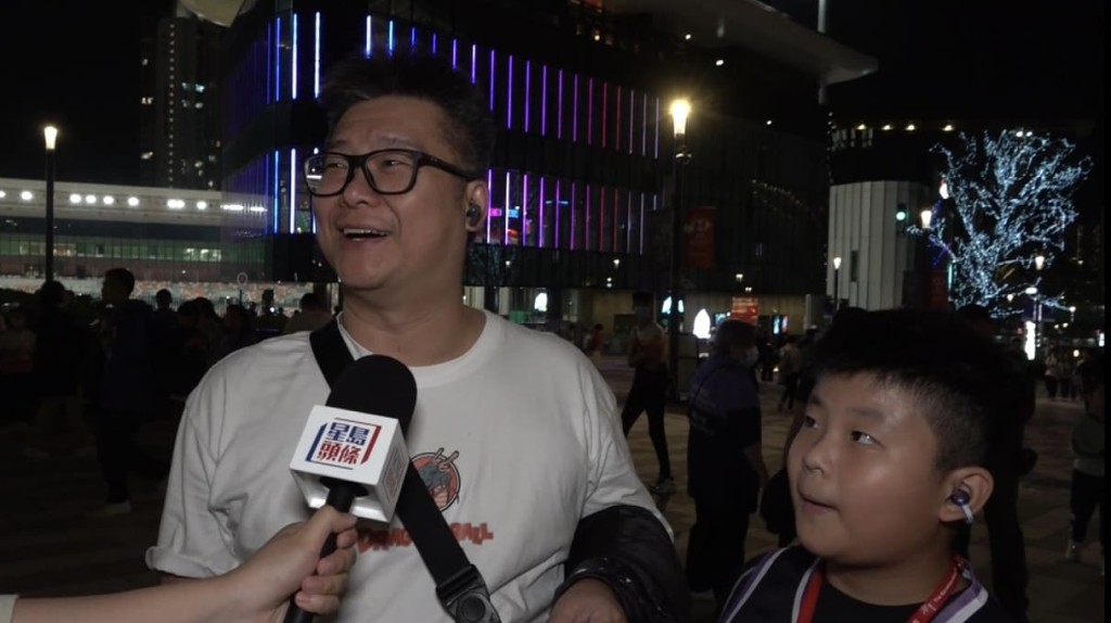 譚先生（左）特意帶同10歲兒子到場。