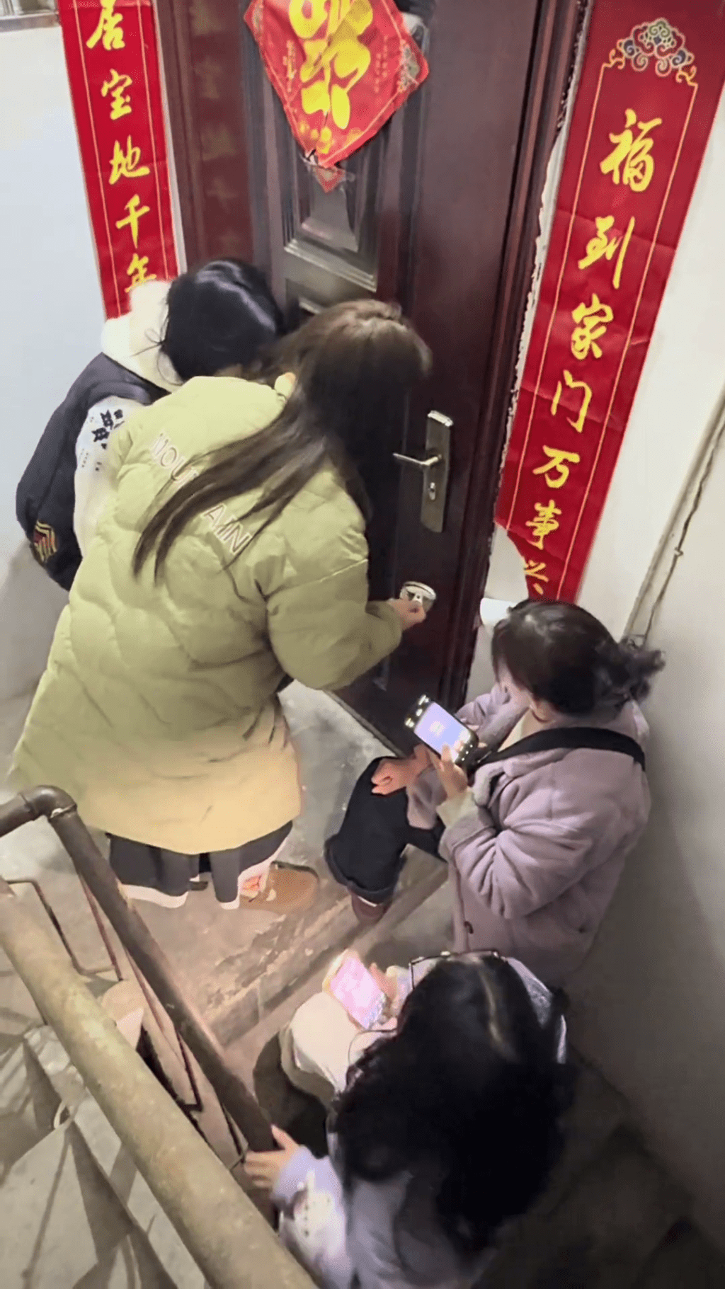 胡女士除夕夜全家忘帶鑰匙,靠醒目貓咪5分鐘建奇功。 抖音 胡女士除夕夜全家忘帶鑰匙,靠醒目貓咪5分鐘建奇功。 抖音
