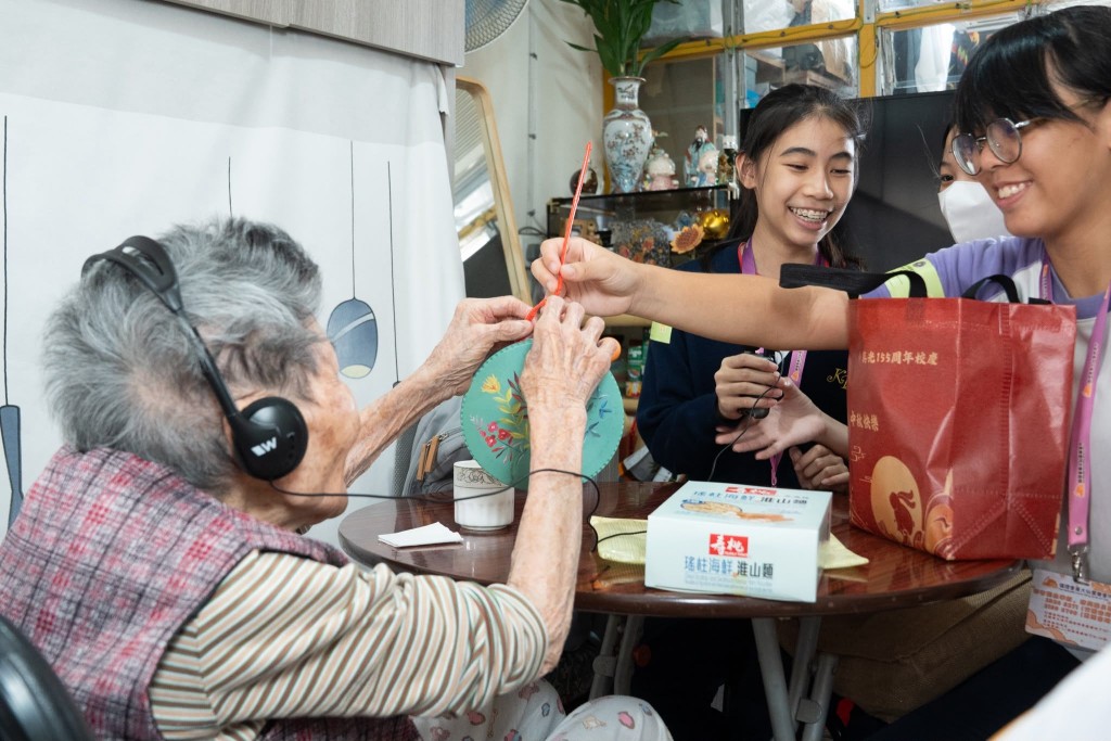 九龙真光中学全体师生,早次趁中秋佳节,探访超过200户独居与双老长者。 学校提供 九龙真光中学全体师生,早次趁中秋佳节,探访超过200户独居与双老长者。 学校提供