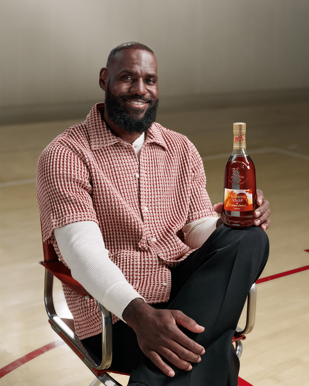 軒尼詩 V.S.O.P x LeBron James 聯名限量版  酒瓶設計融入 LeBron James 標誌性的「加冕」手勢，極具收藏價值。推薦調酒Hennessy Sidecar，其順滑平衡口感與歷久彌新的香韻，展現高雅、親和並存的格調。