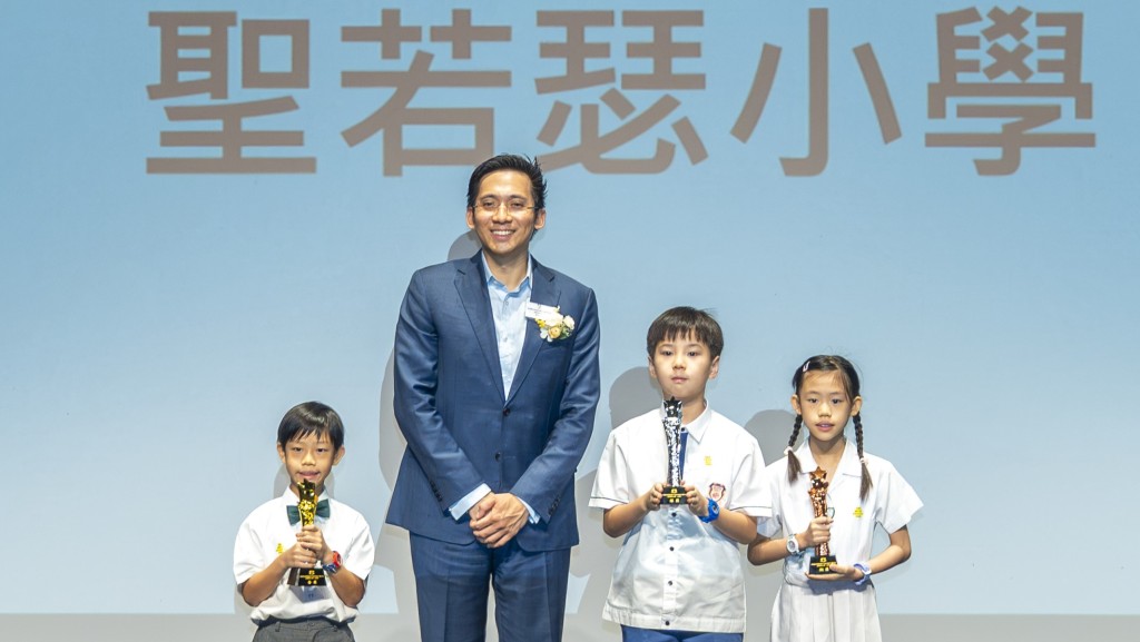 新鴻基地產執行董事郭基泓頒獎予獲得全能大獎的小學生。 