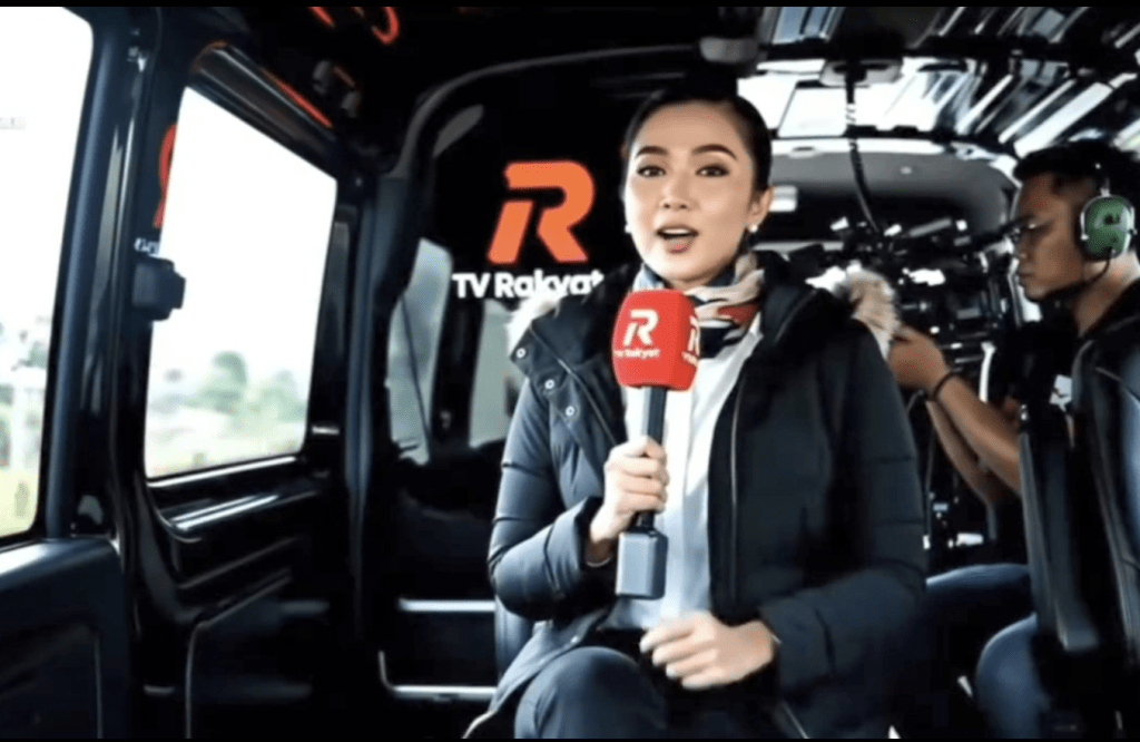 當她打算控告片中的那位「人民電視台」女記者時,酒店員工告訴她,女記者都是由AI生成,現實中並不存在。 當她打算控告片中的那位「人民電視台」女記者時,酒店員工告訴她,女記者都是由AI生成,現實中並不存在。