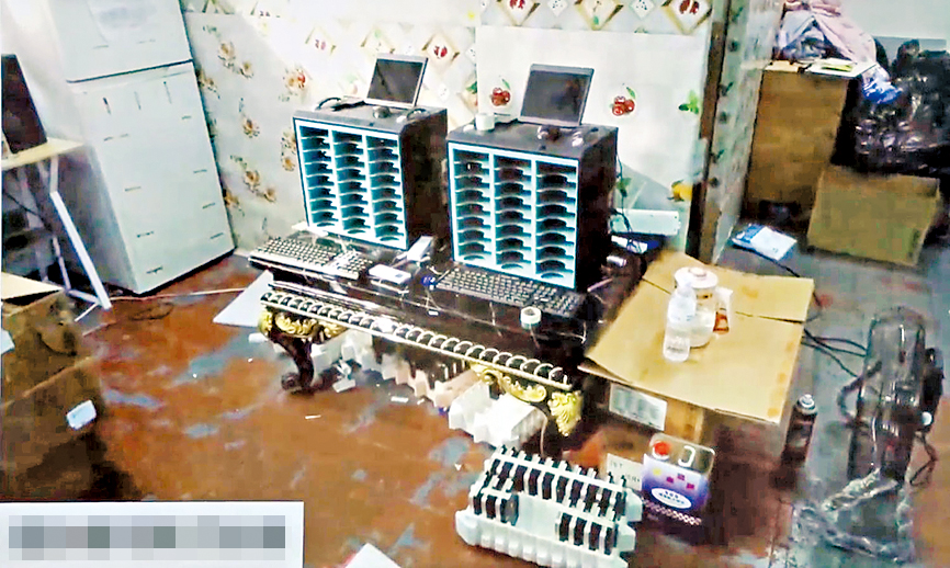 海關在冒牌硬碟加工場檢獲硬碟專用的電子設備。
