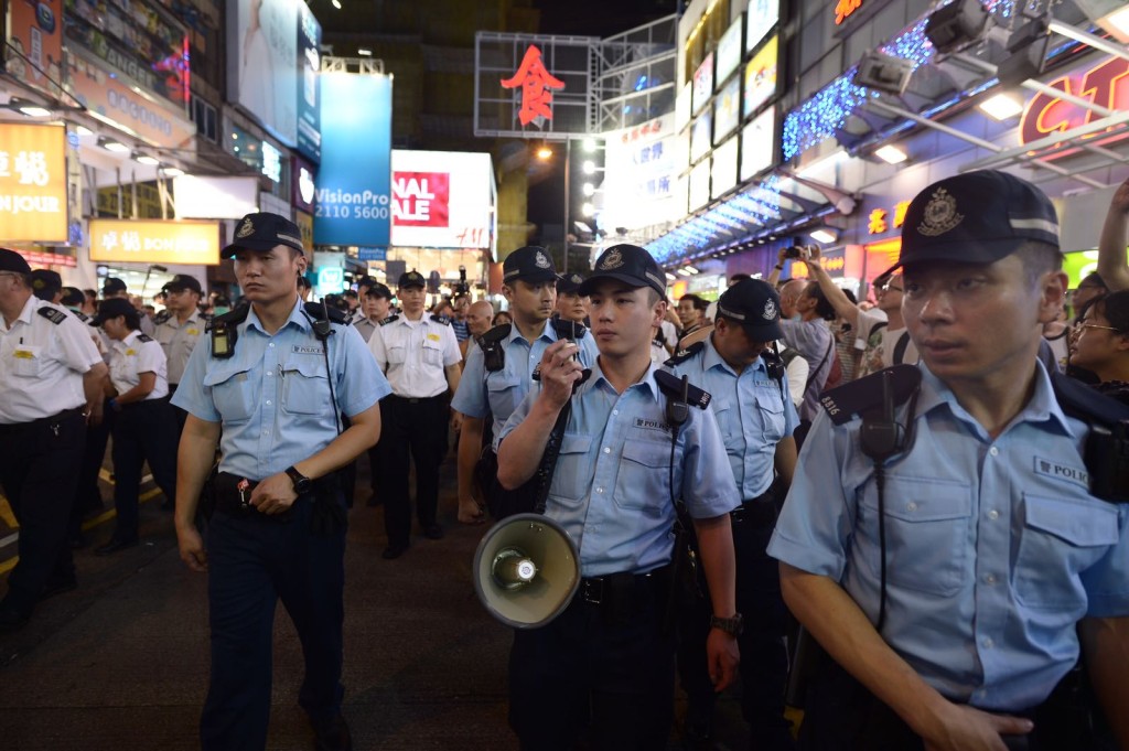 閱上10時,大批警員進場,呼籲市民走上行人路。蘇正謙攝