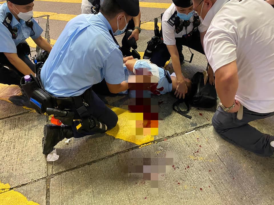 一名警員晚上在銅鑼灣執勤期間，被人用刀從後襲擊。警方FB圖片