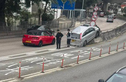 私家車車頭擱在路中分隔石壆。網上圖片 私家車車頭擱在路中分隔石壆。網上圖片