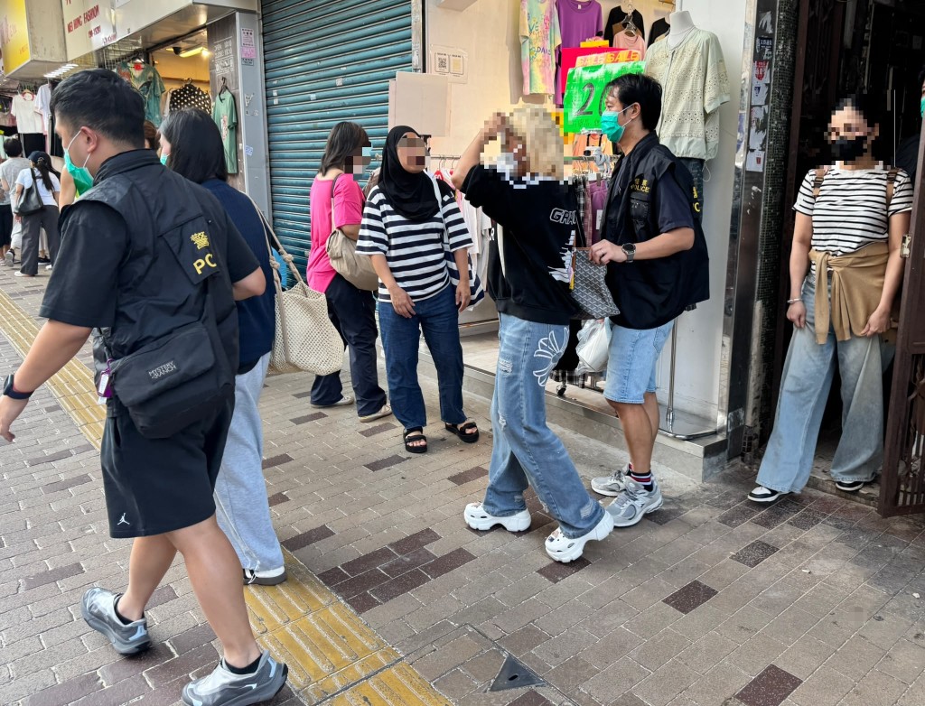 深水埗警區特別職務隊人員今日(9月26日)在區內展開代號「凌翼」行動,打擊非法賣淫。 深水埗警區特別職務隊人員今日(9月26日)在區內展開代號「凌翼」行動,打擊非法賣淫。