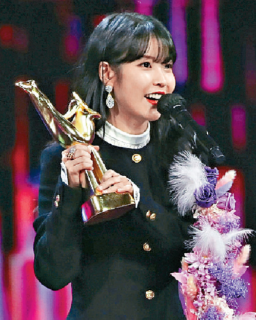 ■IU奪三獎，上台領獎時卻頻頻擺烏龍。
