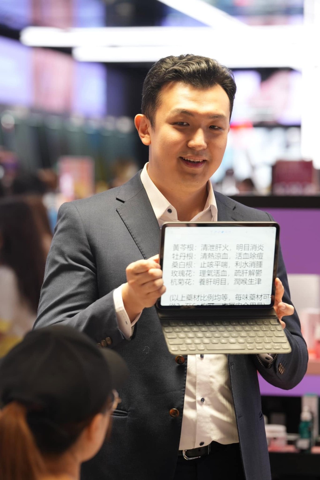 蔡梓銘一表人才。