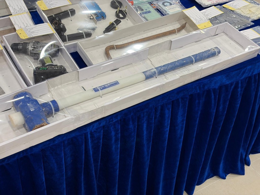 警方檢獲一批作案工具。 警方檢獲一批作案工具。