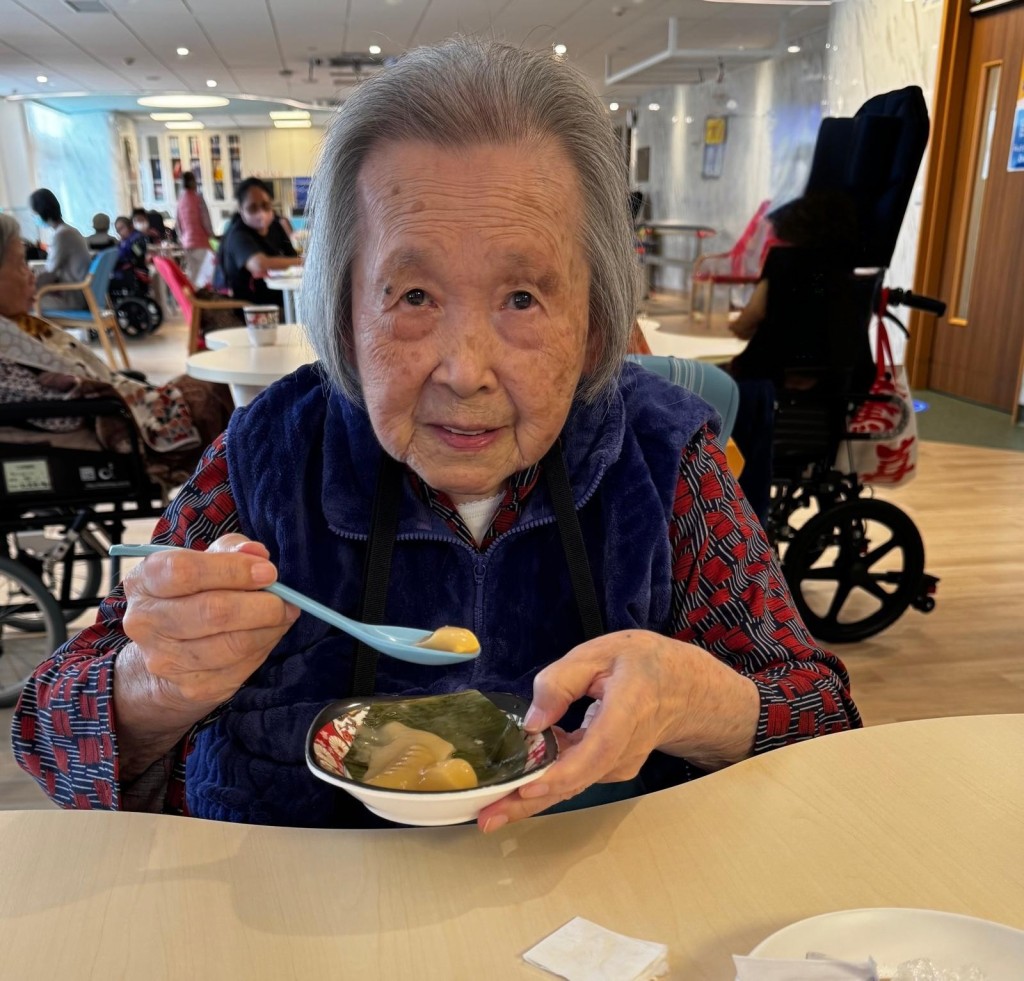 103歲的梁婆婆細嚐院舍預備的軟餐糭,滿足之情寫在臉上。 103歲的梁婆婆細嚐院舍預備的軟餐糭,滿足之情寫在臉上。