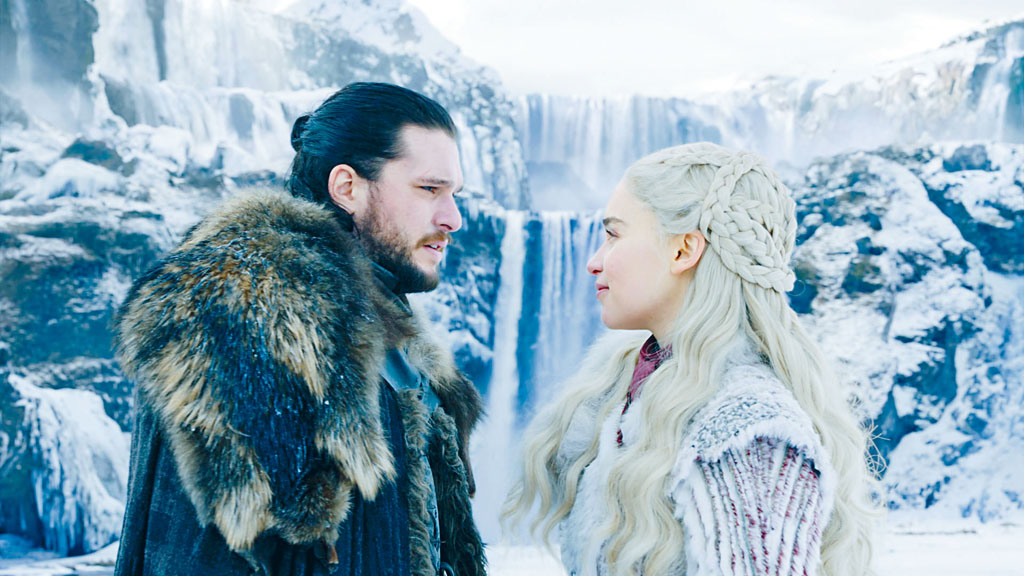 Jon Snow在《權力遊戲8》首集被揭身世,與龍母為姑侄關係。