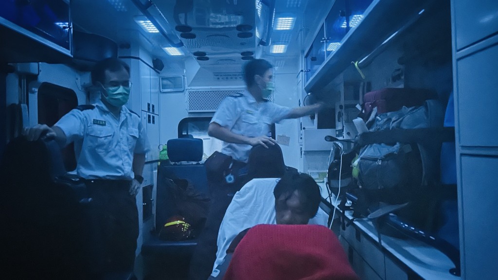男司机由救护车送院。