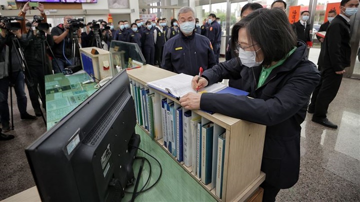 蔡英文前往台南歸仁分局慰勉警員,並在出勤簽到簿上簽名。網上圖片