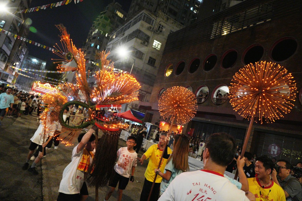 小火龙在大坑的大街小港游走。欧乐年摄