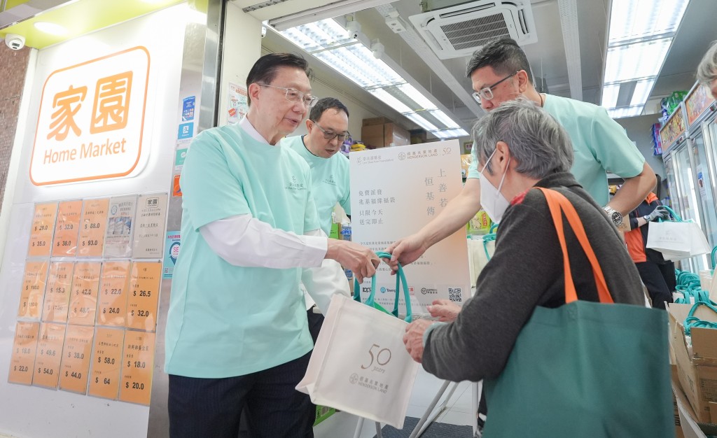 恒基地產執行董事兼家園基金董事孫國林於家園便利店,與義工一同向市民派發福袋。 恒基地產執行董事兼家園基金董事孫國林於家園便利店,與義工一同向市民派發福袋。