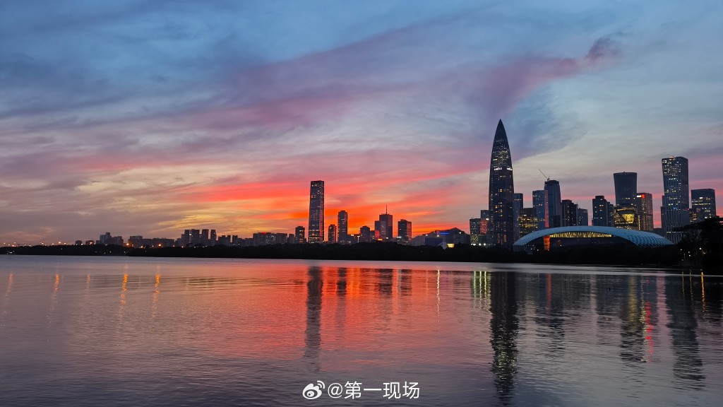 深圳晚上出現火燒雲現象,金紅雲彩彩漫天。第一現場 深圳晚上出現火燒雲現象,金紅雲彩彩漫天。第一現場