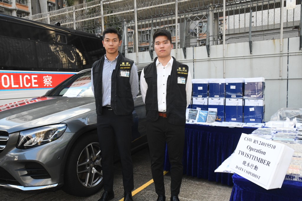 深水埗警區刑事部總督察鄭騏鋒（左）及督察劉宏志（右）。