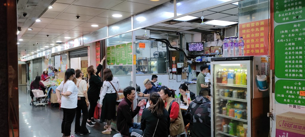 自由行旅客暴漲帶旺食店宵夜生意，弼街旺角文記小食凌晨後座無虛席。(莫家文攝)